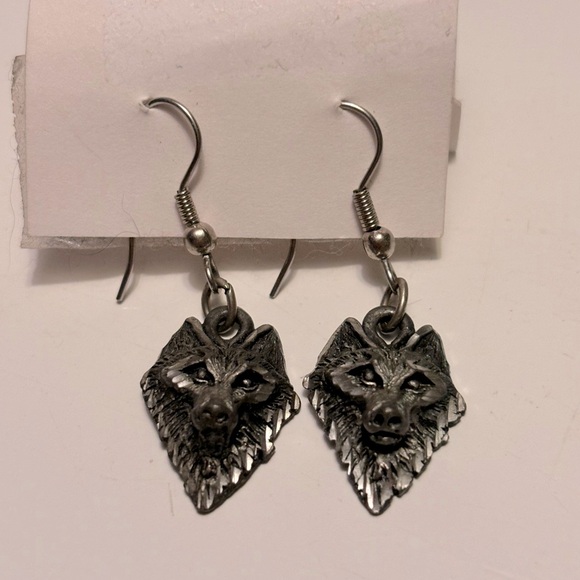 EJC 95 Pewter Carved Wolf Head Earrings - Picture 1 of 2